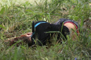 Homem foi encontrado com faca cravada no pescoço, no bairro Tarumã. (Foto: Marcos Ermínio)