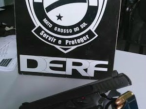 Arma apreendida com pai e filho no bairro Moreninhas(Foto: Divulgação Polícia Civil/MS)