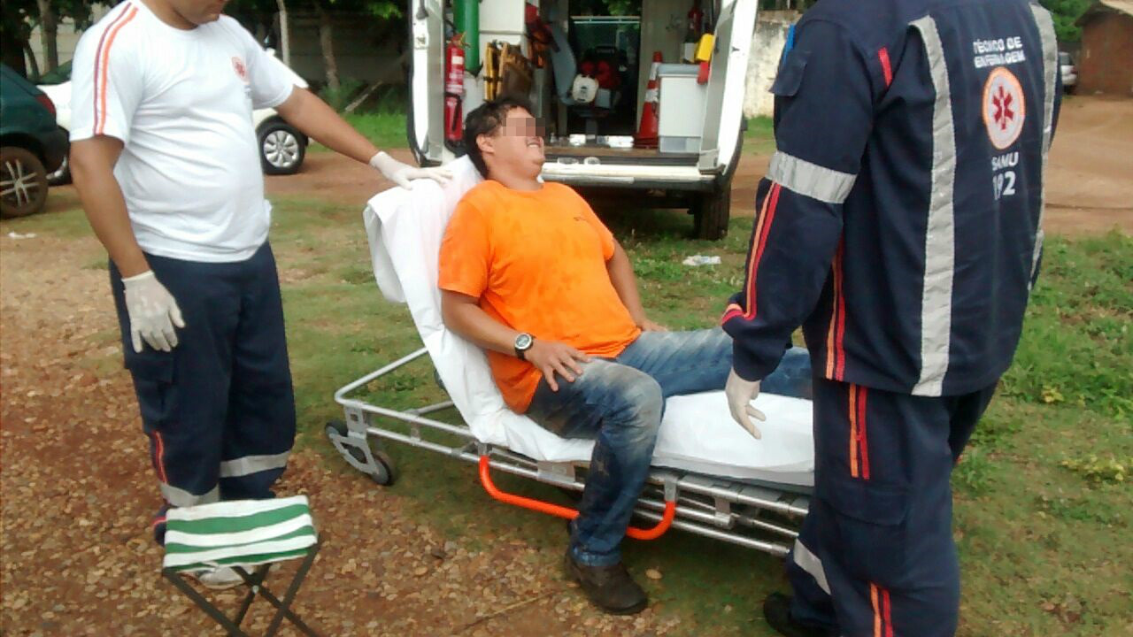 Motociclista sendo socorrido (Foto Rádio Caçula)