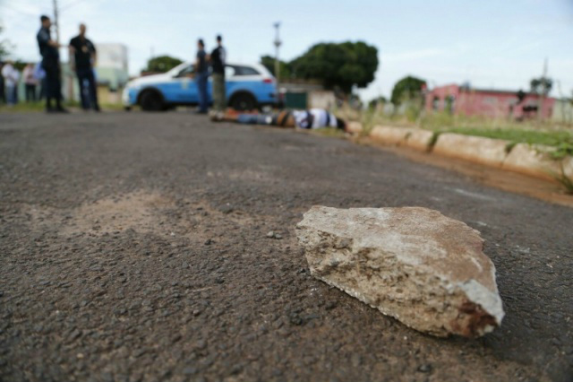 O rapaz foi morto a facadas, pauladas e pedradas (Foto: Gilson Walber)