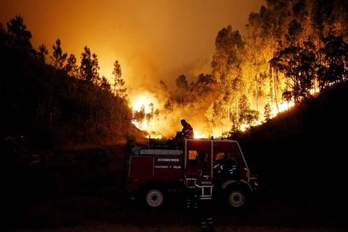 Bombeiros combatem incêndio na região central de Portugal, neste domingo (18) (Foto: Rafael Marchante/Reuters)