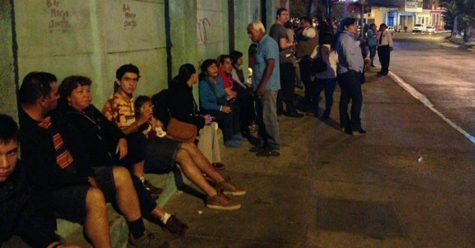 Moradores na rua após alerta de tsunami. Foto: UOL