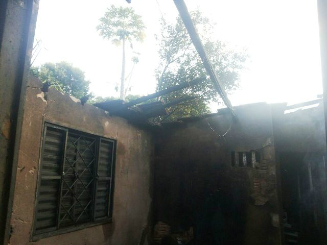 Casa destruída por um incêndio no Bairro São Carlos, em Três lagoas.