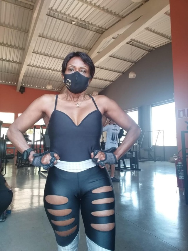 Maria Sebastiana Fernandes tentará em 2021 realizar o sonho de competir no fisiculturismo aos 64 anos — Foto: Arquivo Pessoal