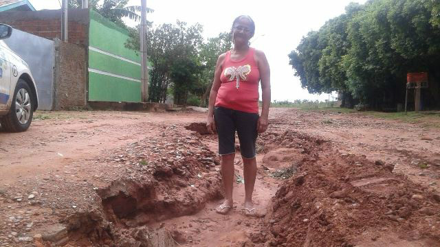 Meire Sueli, residente no Bairro Vila Zucão e o buraco em frente sua casa