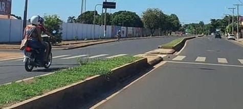 Um motociclista que tinha uma passageira em uma moto Honda Biz trafegou na contra mão sem se importar com as penalidades do Código de Trânsito. Foto: Ricardo Ojeda.