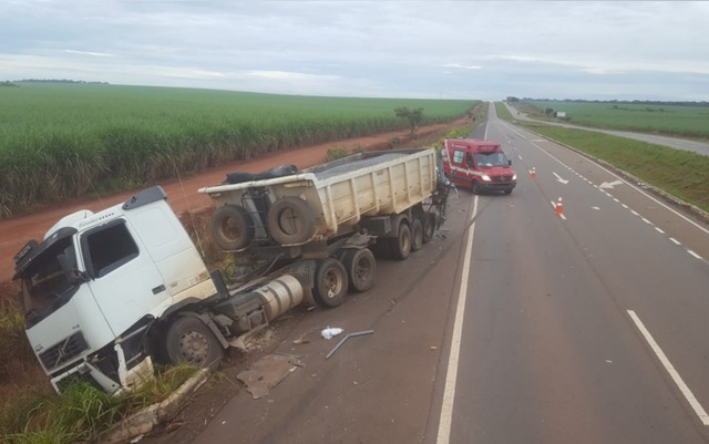 Carreta que se envolveu em acidente com ônibus caiu parcialmente da pista na BR-060, na zona rural de Indiara, em Goiás — Foto: Corpo de Bombeiros/Divulgação