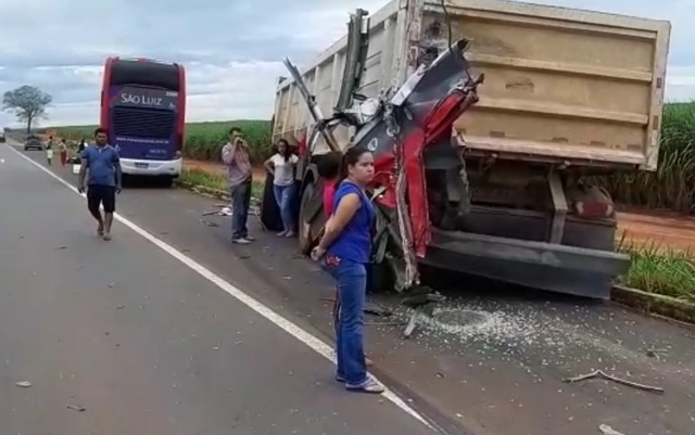 Acidente aconteceu na BR-060, na zona rural de Indiara, em Goiás — Foto: Polícia Rodoviária Federal/Divulgação