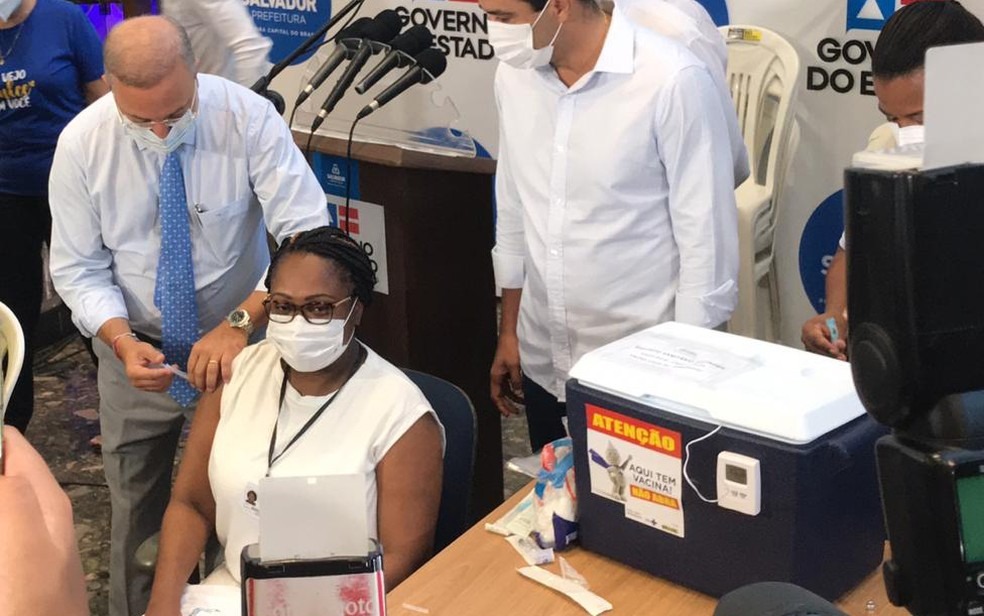 Enfermeira foi a primeira pessoa vacinada na Bahia — Foto: Itana Alencar/G1 Bahia