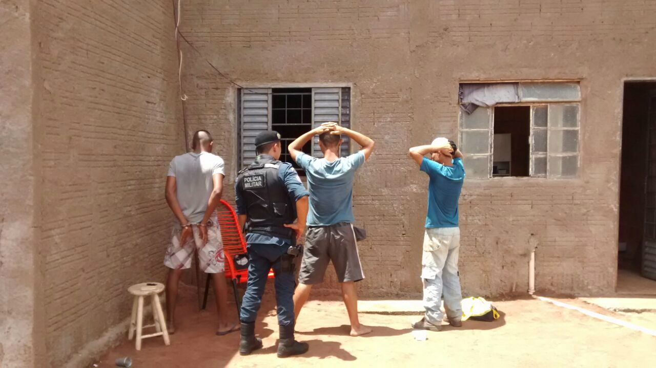 Momento que os jovens foram detidos (Foto Rádio Caçula)