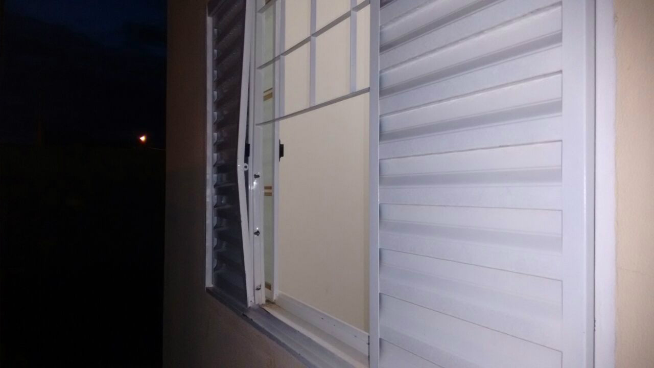 ( A grade da janela da residência foi retirada para possiblitar a entrada. Foto Alvarez Jr).