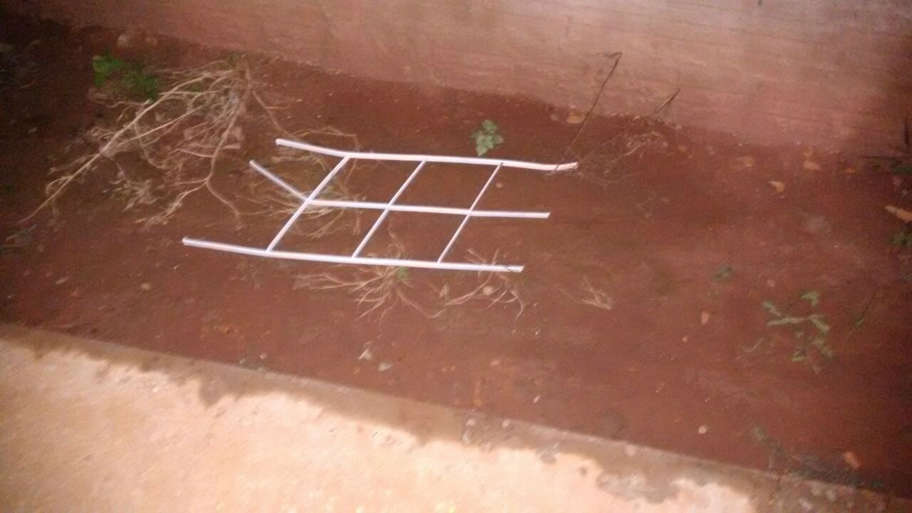 (Grade que foi retirada da janela. Foto: Alvarez Jr).