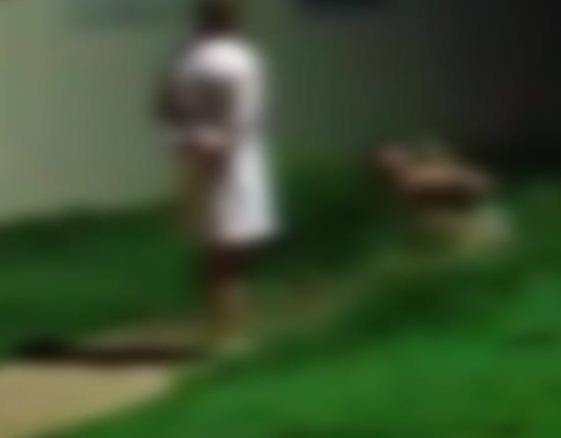 Na noite da última quinta-feira (dia 18), moradores do condomínio, no Jardim Carioca, registraram a mãe, que não foi identificada para não expor o filho, com um cinto na mão e o jovem se arrastando.