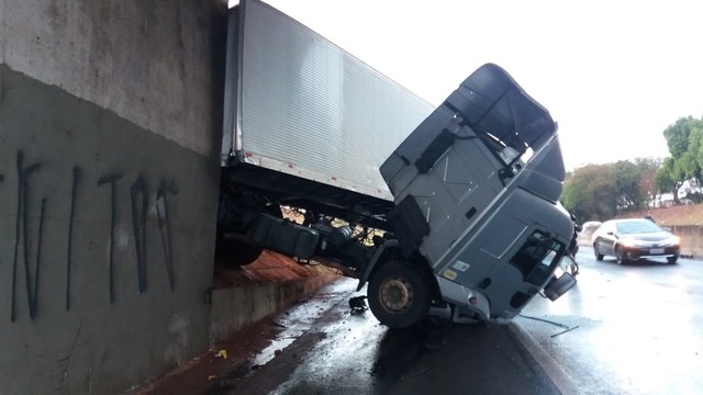 Carreta ainda subiu no muro próximo de uma ponte em Rio Preto — Foto: Arquivo Pessoal