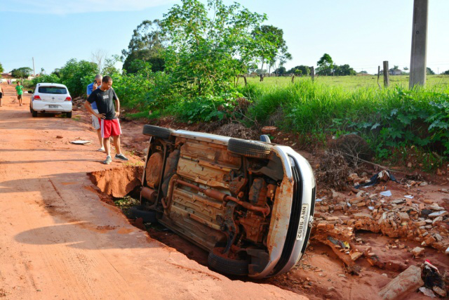 Veículo caiu em buraco gigante - Foto: Sérgio Mellucci - Rádio Portal News