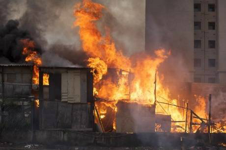 Incêndio atingiu favela na zona leste de SP, na quarta-feiraMario Ângelo/02.04.2014/Sigmapress/Estadão Conteúdo