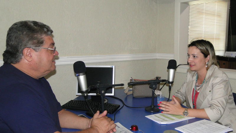 A diretora geral do IFMS/TL veio a Rádio Caçula divulgar os cursos oferecidos.Foto: Rádio Caçula