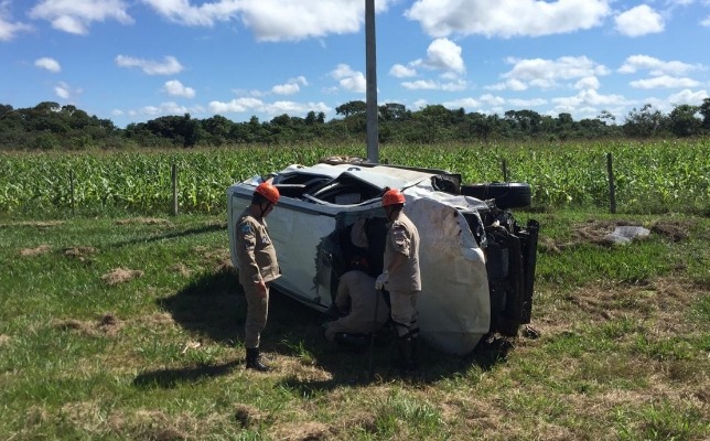 Veículo capotou durante fuga do suspeito. Foto:Porã News