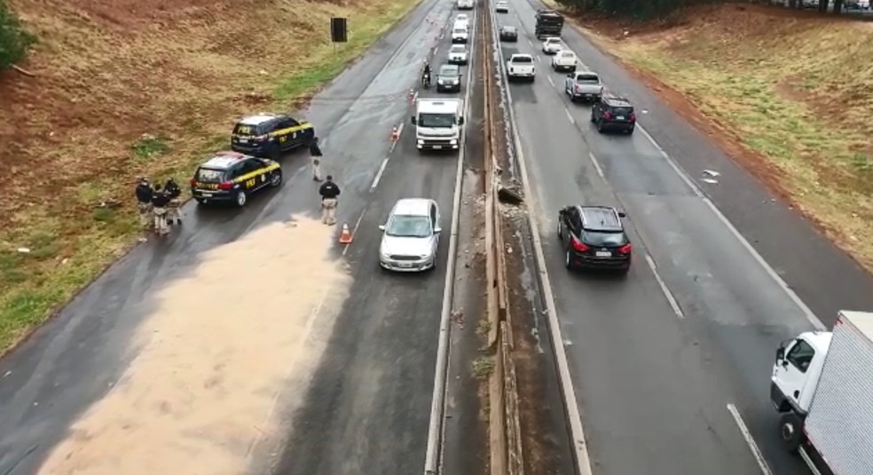 Mureta que divide as duas pistas onde o motorista do caminhão bateu — Foto: João Selate/TV TEM