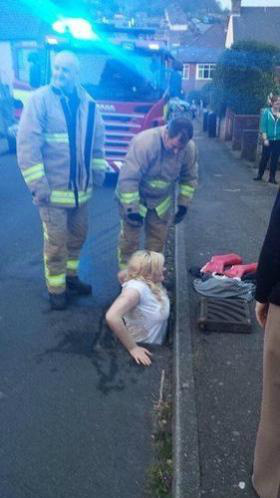 Foto: Twitter/Kent 999s / ReproduçãoBritânica ficou presa no bueiro ao tentar pegar seu iPhone 5