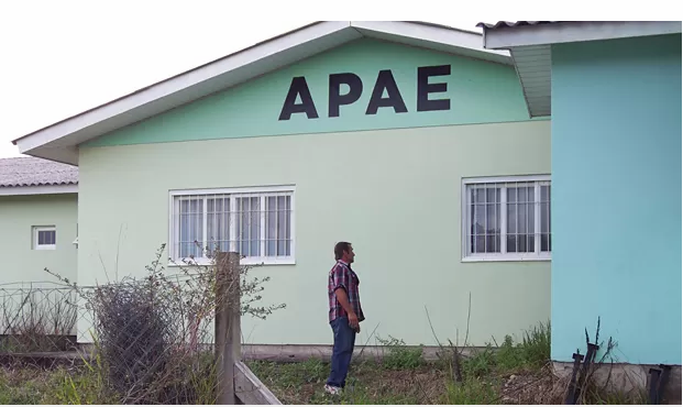 Apae admite que a porta da frente estava aberta