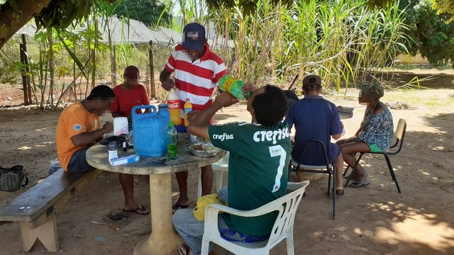 Muitos comparecem nos locais para se alimentar, no entanto, segundo Vera Helena, eles não querem permanecer devido às regras existentes como o não consumo de bebida alcoólica ou drogas - Foto: Divulgação / Assistência Social