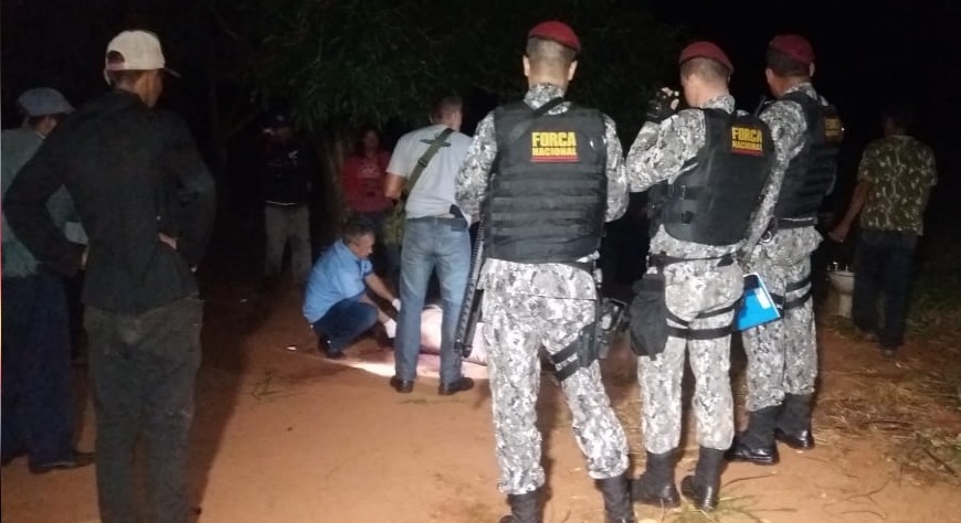 Homem foi morto com várias facadas no pescoço. Foto: Osvaldo Duarte / Dourados News