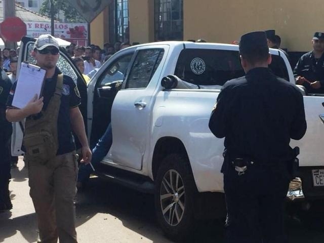 Policiais paraguaios ao lado da caminhonete em que foi morto um dos gerentes de narcotraficante brasileiro (Foto: Porã News)
