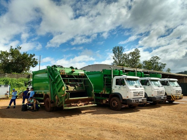 Caminhões da coleta de lixo ficaram parados dentro da empresa na manhã desta quinta-feira (19) (Foto: Ademir dos Santos/RPC)