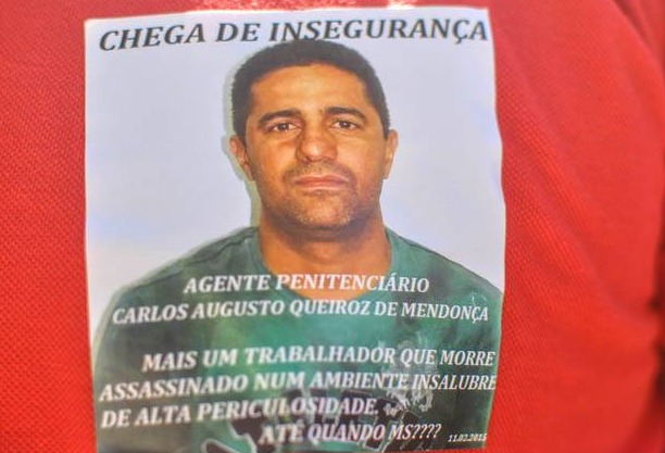 Agente há 10 anos, Carlos era querido por todos. Ele deixou esposa e três filhos. O caso é tratado pelos servidores da segurança pública como uma tragédia anunciada.