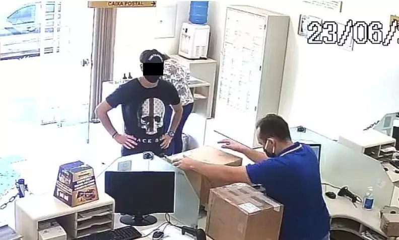 Homem suspeito postando caixas que posteriormente, em raio-x, foram identificadas como possível entorpecente. (Foto: Reprodução Inquérito PF) - CREDITO: CAMPO GRANDE NEWS