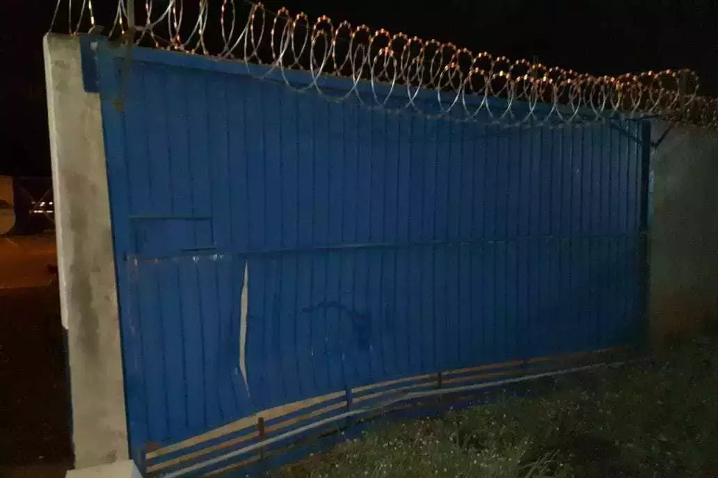 Portão do pelotão ficou danificado após furto de viatura (Foto: Divulgação/PMMS)