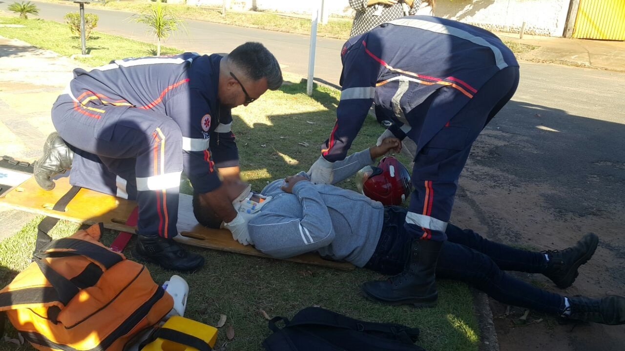 O motociclista foi socorrido e encaminhado a UPA. 