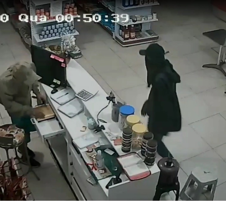 O toque de recolher não anda valendo para dois criminosos encapuzados que roubaram uma Casa de Ração nesta madrugada de quarta-feira (25). Foto: Imagens cedidas/ Rádio Caçula