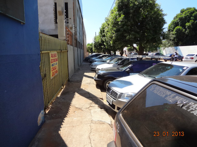 Carros estacionados sobre a calçada impedem pedestres de circular livremente