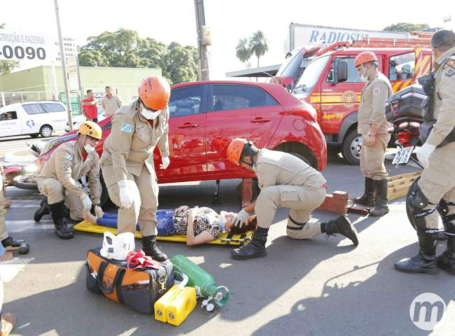 Populares e bombeiros ajudaram levantar o veículo.