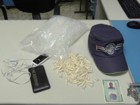 Celular recuperado e os pinos de cocaína encontrados após rastreamento do aparelho por GPS