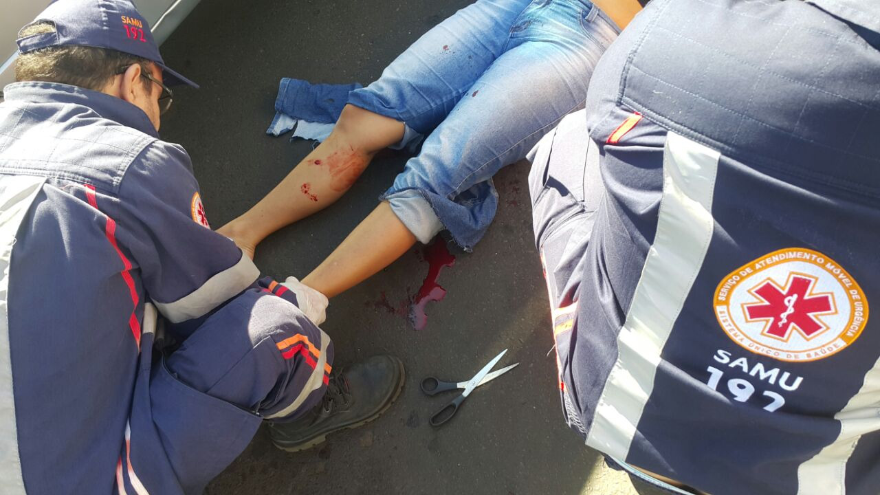 A motociclista ficou ferida e foi encaminhada a UPA.