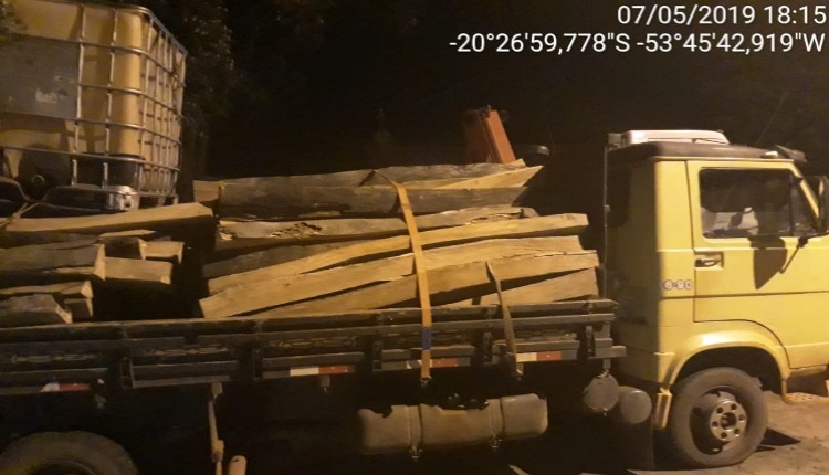 Caminhão e a carga apreendidos pela Polícia Militar Ambiental. Foto: Divulgação PMMS