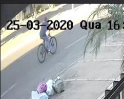 O autor furtou a bicicleta e saiu tranquilamente do local. Foto: Imagens de segurança cedida. 