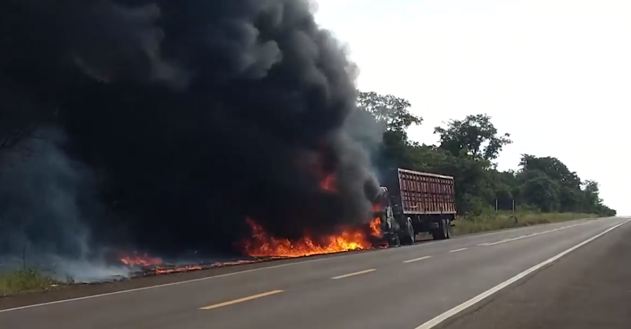 Caminhão pega fogo entre Campo Grande e Ribas do Rio Pardo - CREDITO: CAMPO GRANDE NEWS