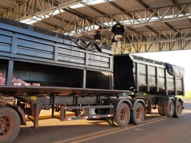 Policiais rodoviários federais revistam carreta com mais de 1 tonelada de maconha (Foto: Divulgação)