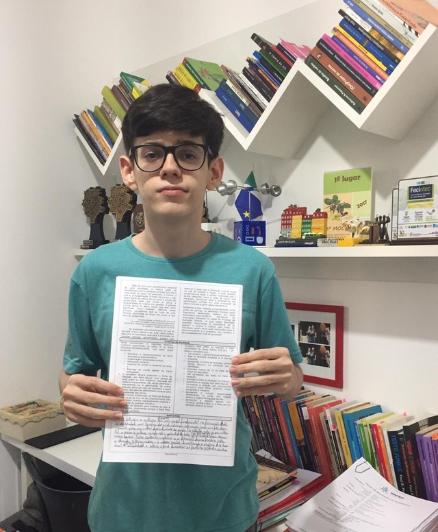Jovem de 17 é um entre os nove candidatos que tirou mil na redação do vestibular da UFMS — Foto: Fabrício Pupo Antunes/Arquivo pessoal