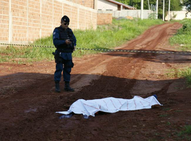 Corpo foi encontrado por pessoas que passavam pelo local (Marithê Lopes)