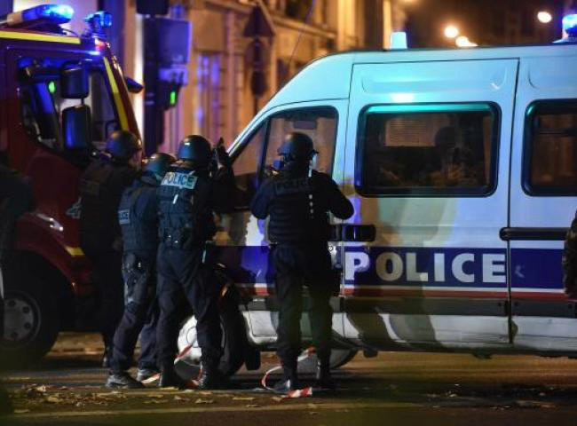 As ruas de Paris amanheceram com policiais concentrados em todas as ruas, avenidas e praças da cidade (EPA/Agência Lusa)