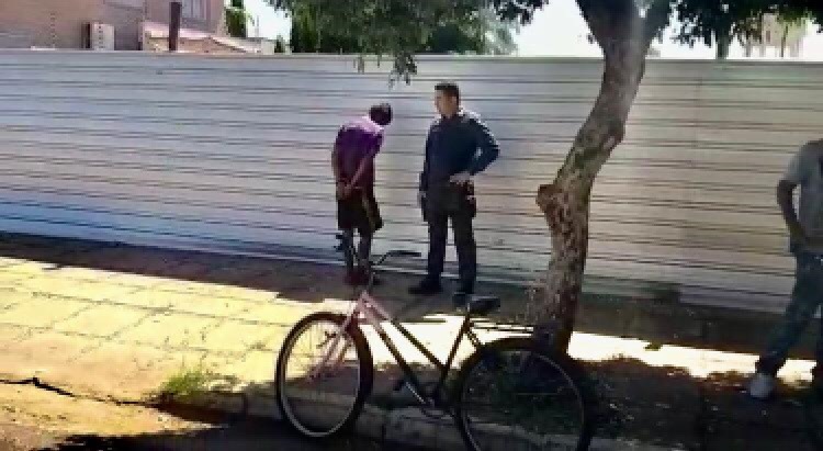 Jovem é detido por populares e preso em flagrante no Centro de Três Lagoas (MS). Foto: Rádio Caçula.