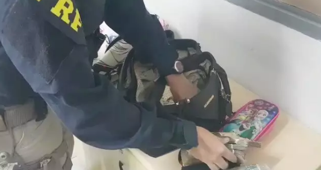 Dinheiro, sem comprovação lícita, foi encontrado em bolsa de mulher (Foto: divulgação / PRF)