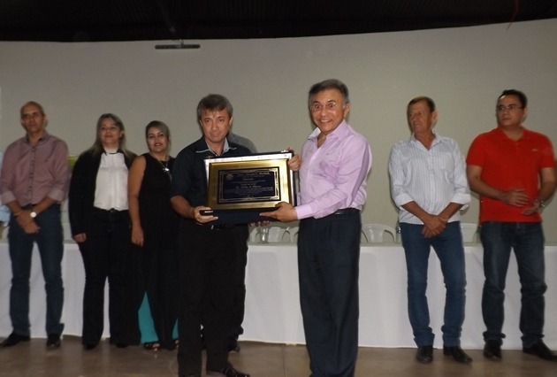 Juiz federal Odilon de Oliveira recebe a placa de agradecimentos das mãos do presidente da Câmara, vereador Paulo Sérgio Abreu 