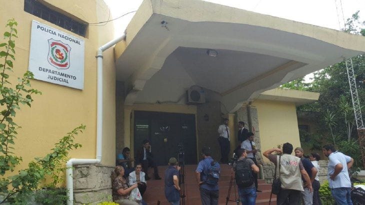 Presa paraguaia escapou pelo telhado da delegacia.(Foto: Última Hora).