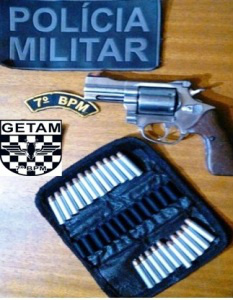 O revólver Rossi/Magnum, calibre 357, carregado com 06 munições intactas e mais 16 na porta da Hilux